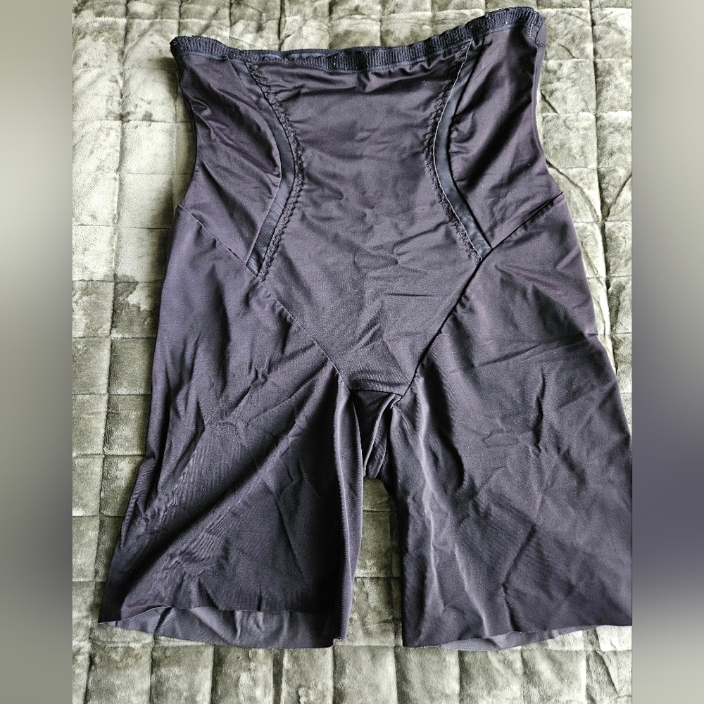 Maidenform Black Shaping Shorts